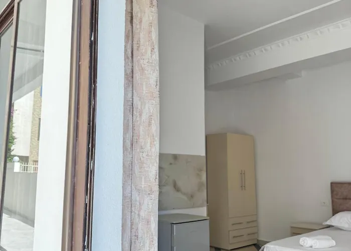 ゲストハウス Lm Murati Polisi i Vogel