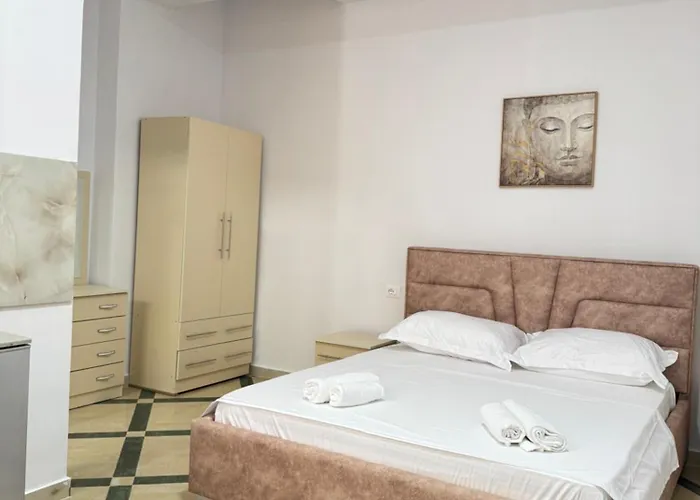 ゲストハウス Lm Murati Polisi i Vogel