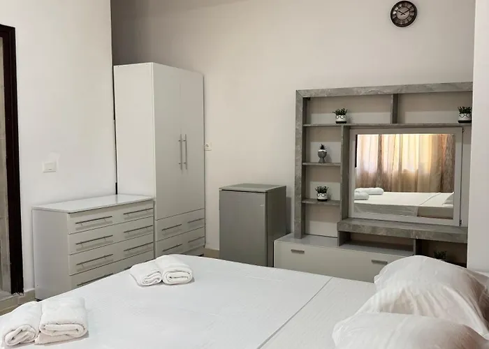 ゲストハウス Lm Murati Polisi i Vogel