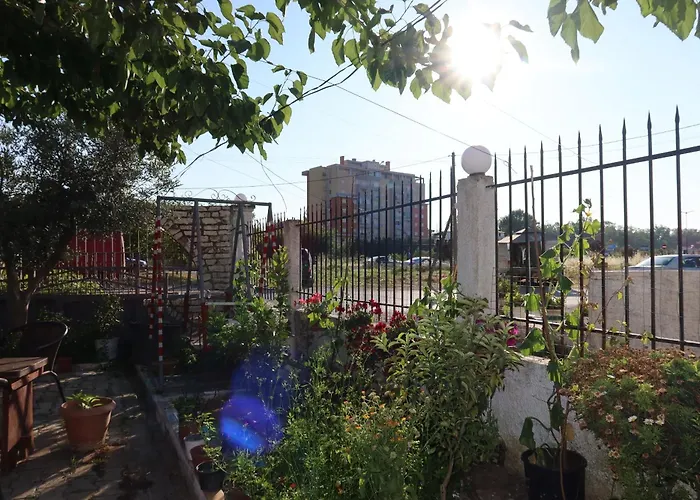 Lm Murati ゲストハウス Polisi i Vogel