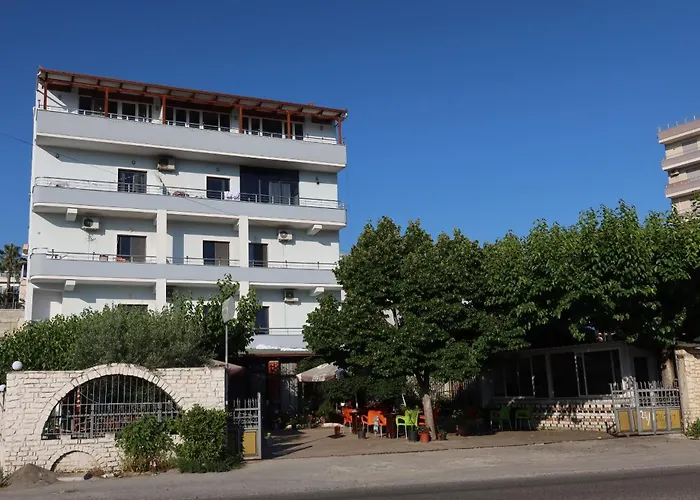 Lm Murati ゲストハウス Polisi i Vogel