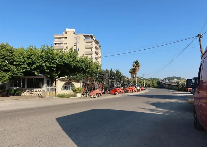 ゲストハウス Lm Murati Polisi i Vogel